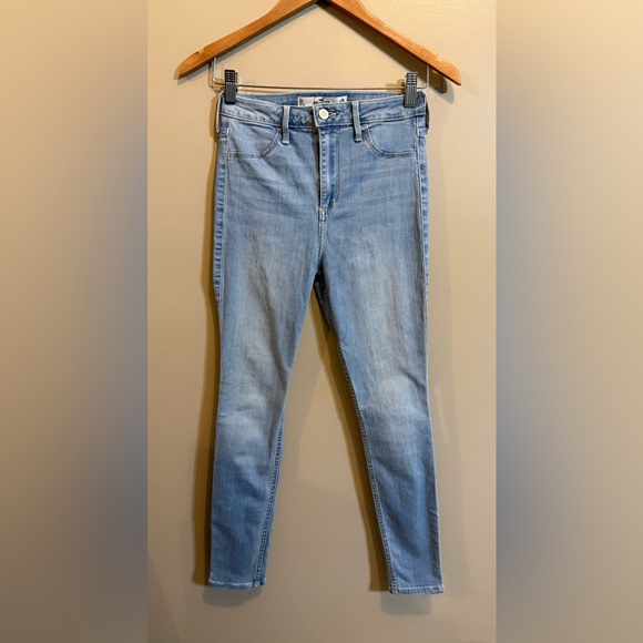 Hollister Women's Light Blue Curvy High Rise Skinny Jean Legging - Picture 4 of 17